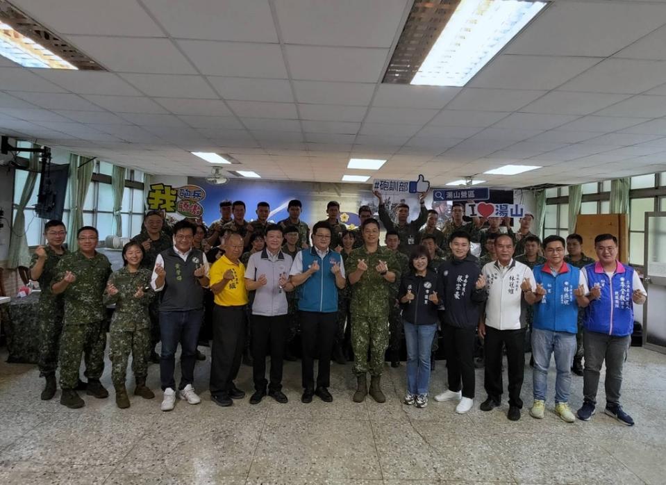 臺南市議會敬軍團前往陸軍砲訓部致贈慰問金祝賀中秋佳節愉快。