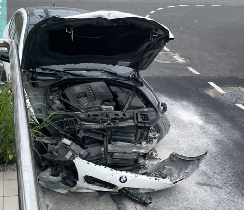 遭歹徒棄車逃逸的ＢＭＷ贓車，經熱心民眾滅火才未全部燒光。（民眾提供)