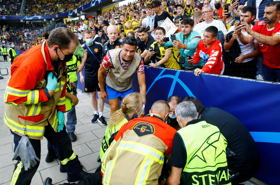 Cristiano Ronaldo dio un balonazo a una mujer del equipo de seguridad del estadio en el calentamiento del partido con el Young Boys y, tras el encuentro, le regaló su camiseta. (Foto: Reuters)