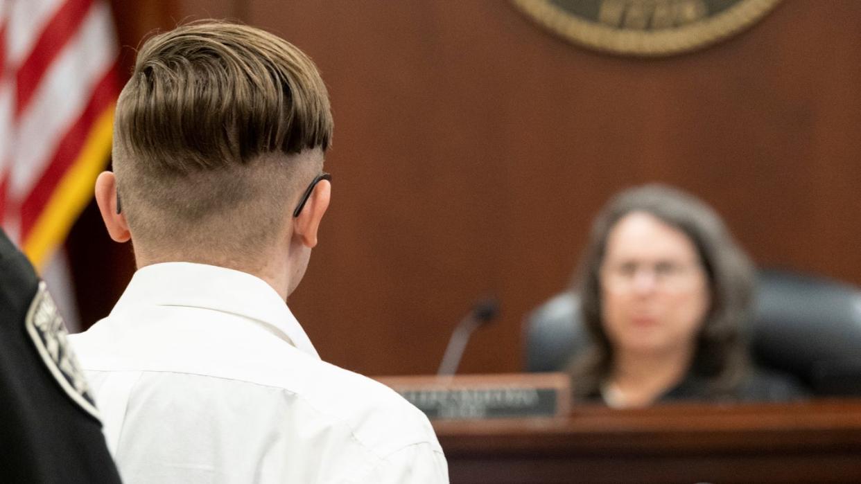 Der Angeklagte (l) steht vor Richterin Ellen McElyea während einer Anhörung vor dem Superior Court of Cherokee County.