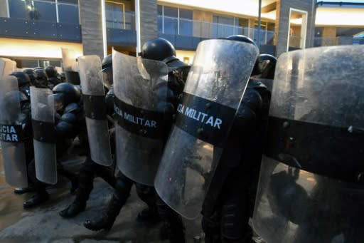 Police clash with protesters demanding the resignation of Honduran President Juan Orlando Hernandez
