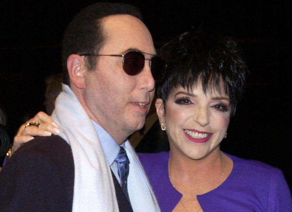 Sängerin Liza Minelli und David Gest hatten den vielleicht berühmtesten Trauzeugen der Welt: Michael Jackson. Doch selbst der King Of Pop versagte als Schutzpatron der Liebe. Nach 16 Monaten war die Ehe vorbei und ein Rosenkrieg begann. (Bild: Bruno Vincent/Getty Images)