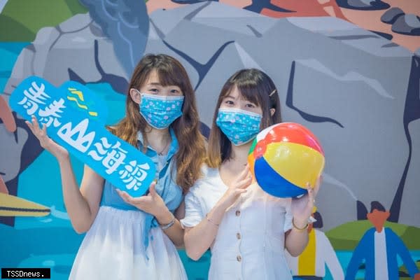 台北春季旅展九日開跑，新北市館贈「青春山海線」限定版口罩。（圖:新北觀旅局提供）