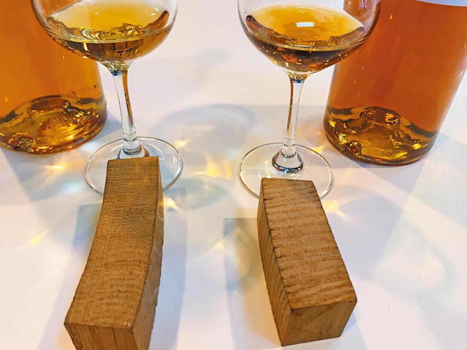 干邑主要陳年於通賽（Tronçais）和利穆贊（Limousin）2種橡木桶至少2年。通賽（左）木質緊、酒色淡、風味清新；利穆贊（右）木質鬆、酒色深、風味複雜。