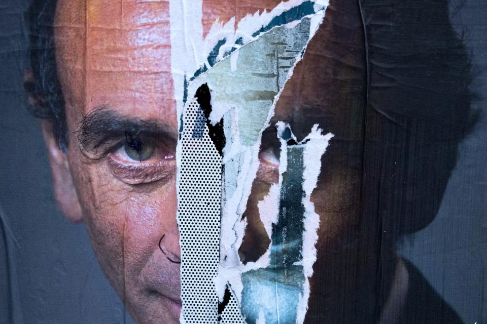 Poster d'Éric Zemmour déchiré à Paris, le 20 octobre 2021. (PHOTO D'ILLUSTRATION) - Joel Saget / AFP