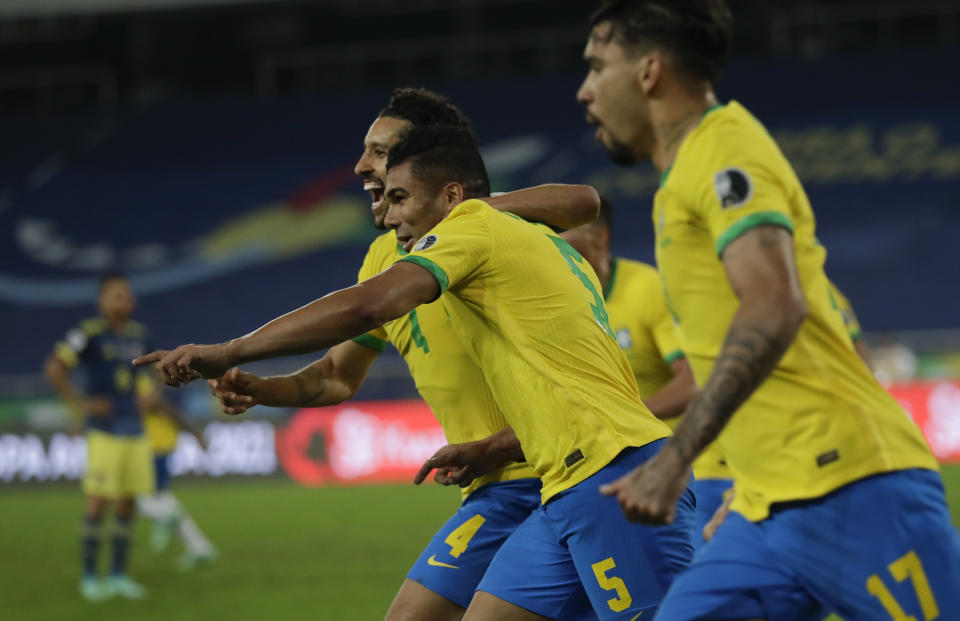 Casemiro, centro, de la selección de Brasil, festeja con sus compañeros después de anotar el tanto de la victoria sobre Colombia en la Copa América, el miércoles 23 de junio de 2021 (AP Foto/Silvia Izquierdo)