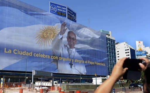 El trayecto, un recorrido por 21 puntos en ocho barrios de Buenos Aires, incluye la casa donde vivió con sus cuatro hermanos, la plaza donde jugaba al fútbol, su escuela y la capilla San Antonio en cuyo solar se conocieron sus padres, Francisco Bergoglio y Regina Sívori, en el barrio de Almagro, en la zona central capitalina. (AFP | Juan Mabromata)