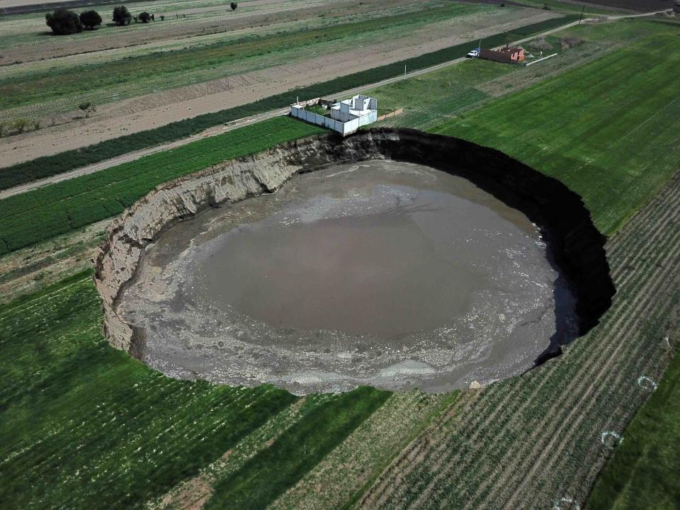 Ein riesiger Krater hat sich auf einem Feld in Zentralmexiko aufgetan.