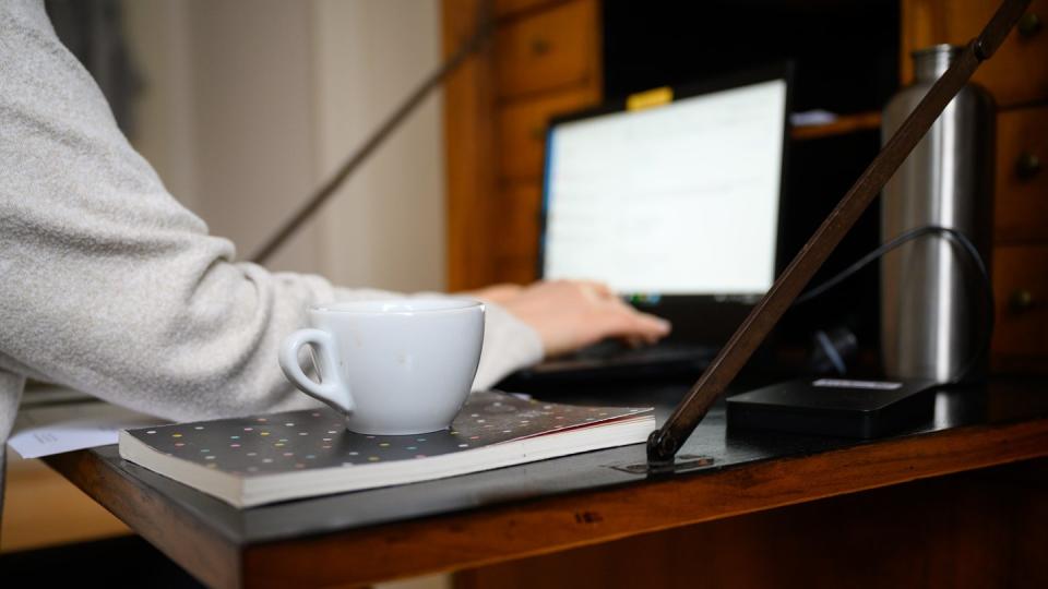 Eine Frau bei der Arbeit im Homeoffice. Das Coronavirus hat Auswirkungen auf diverse Bereiche des Lebens.