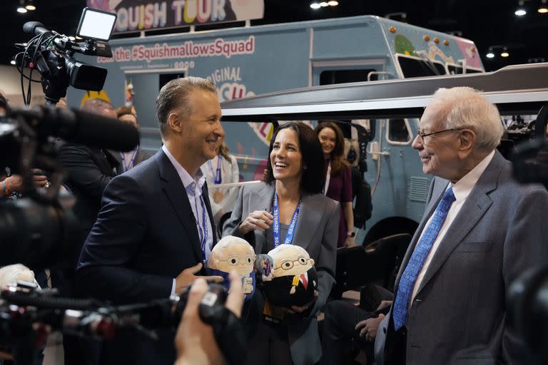 Judd Zebersky y Laura Zebersky, directivos de la empresa de juguetes Jazwares, con Warren Buffett, presidente y consejero delegado de Berkshire Hathaway, este viernes en Omaha (Nebraska)