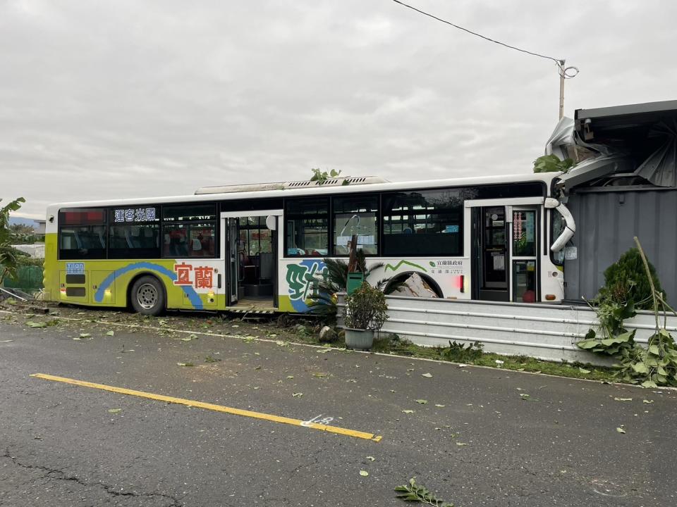 宜蘭發生客運撞進民宅意外。民眾提供