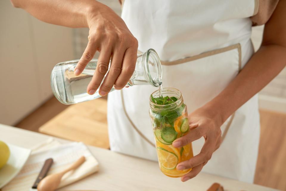 Leckeres Infused Water lässt sich mit nur ein paar Handgriffen schnell zubereiten. Dafür mischt man Lieblingszutaten mit stillem Wasser und lässt das Getränk etwa eine Stunde lang ziehen, damit sich das volle Aroma entfalten kann. Bei der Wahl der Zutaten sind der eigenen Kreativität keine Grenzen gesetzt. Erlaubt ist, was schmeckt. Wie etwa die folgende Mischung ... (Bild: iStock / DragonImages)