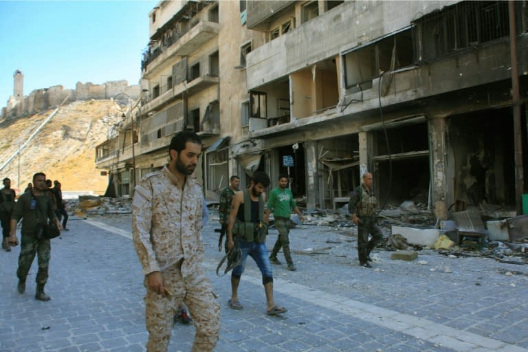 Syrian pro-government forces are seen on September 28, 2016 in the Farafira district, northwest of Aleppo's historic citadel