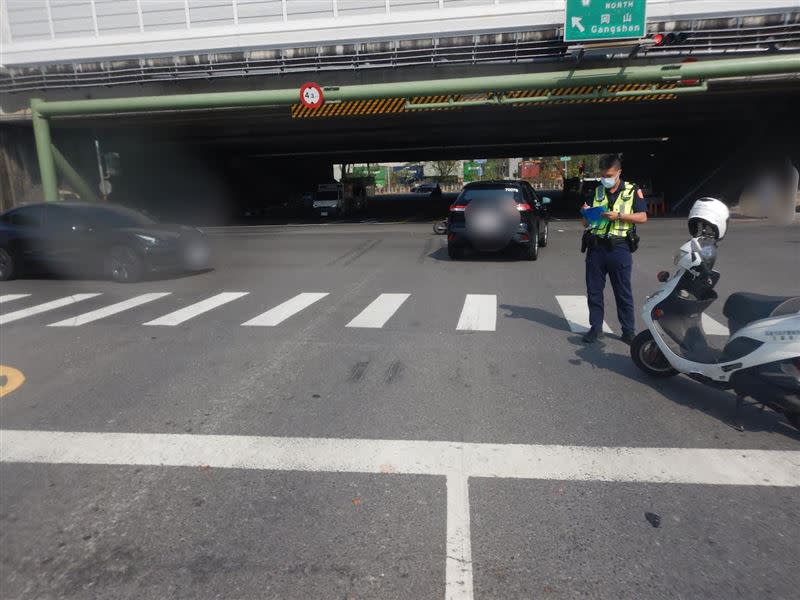 高雄昨天發生一起驚悚車禍，63歲曾姓男騎士被闖紅燈汽車撞飛（圖／翻攝畫面）