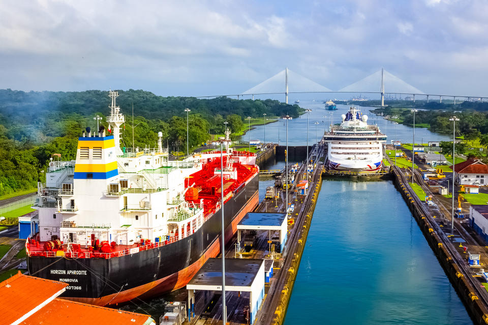 Un carguero que ingresa a las Esclusas de Miraflores en el Canal de Panamá, en Panamá. Foto: Getty