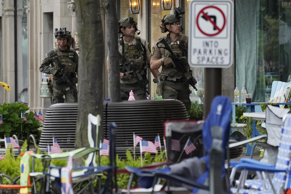 Policías cerca del lugar del tiroteo en Highland Park, Illinois el 4 de julio del 2022. (Foto AP/Nam Y. Huh)