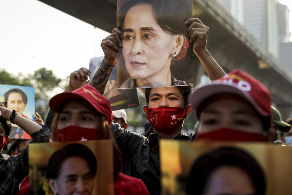 2021年2月1日，泰國曼谷的緬甸大使館外，有示威者抗議軍方政變並軟禁昂山素姬。