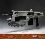 LEGO LANCER - Si Halo no es lo tuyo, esta icónica réplica del Lancer de la Guerra de las Galaxias seguro te hará sonreír. Contiene tantos aditamentos especiales que satisfaría a cualquier aspirante a COG. Incluye una motosierra e incluso dispara proyectiles (de goma, está claro).