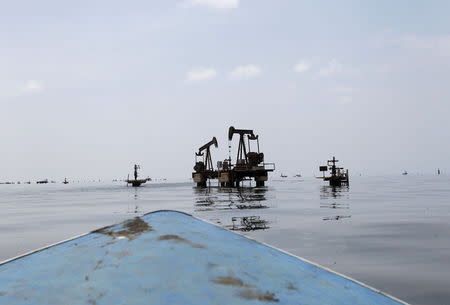 Oil pumps are seen in Lagunillas, Ciudad Ojeda, in Lake Maracaibo in the state of Zulia, Venezuela, March 20, 2015. REUTERS/Isaac Urrutia