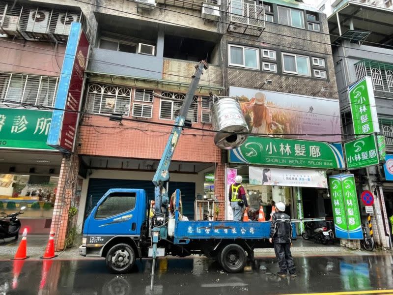 ▲新北市永和5樓水塔，因大雨侵襲而鬆脫掉落「卡在半空中」。（圖／翻攝畫面）