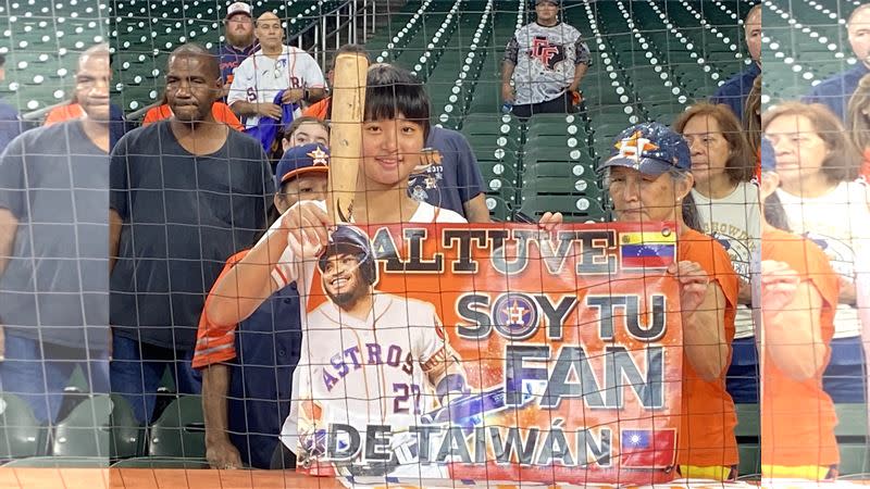 台灣女球迷林亭獲得奧圖維（Jose Altuve）球棒。（圖／翻攝自Brian McTaggart推特）