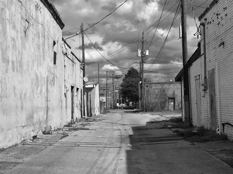 <p>Boys walk down an alley behind abandoned businesses in downtown Selma, Ala. (Photo: Holly Bailey/Yahoo News) </p>