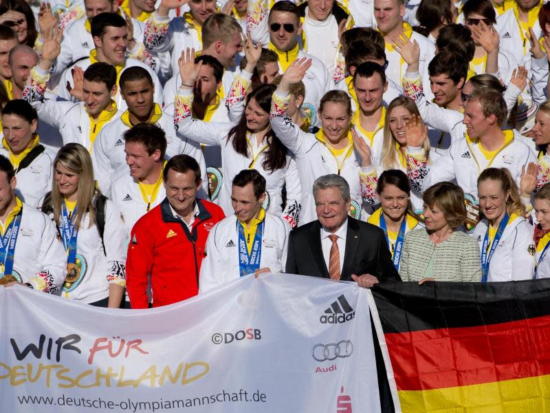 Der Bundespräsident begrüßte die Athleten am Münchner Flughafen. Foto: Sven Hoppe