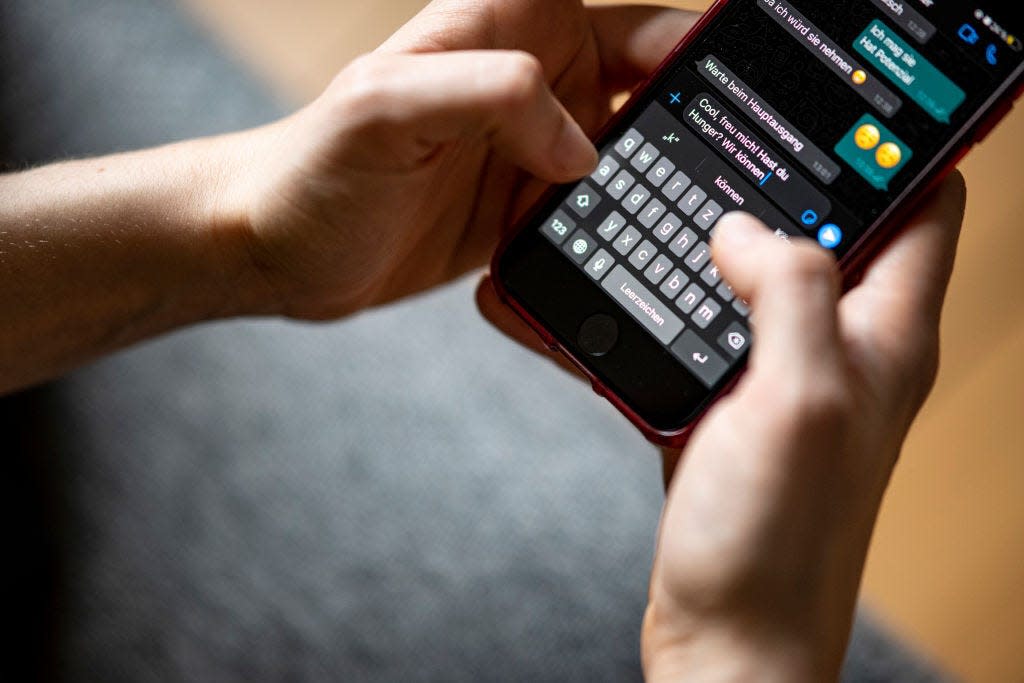 A woman writes a message in the app Whatsapp.