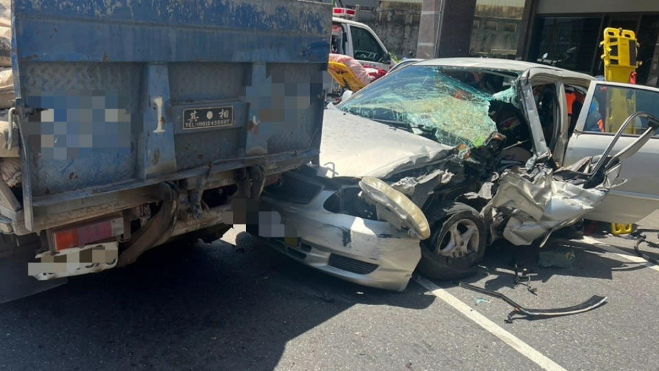 台南麻豆發生貨車撞小客車嚴重車禍。民眾提供
