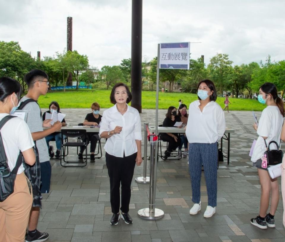 國民黨宜蘭縣議員黃浴沂歧視言論延燒著，同黨籍縣長林姿妙受訪冒出這一句「議員有他的想法和看法」，綠營痛批她，不但沒有譴責，還幫忙緩頰。（宜縣府提供）