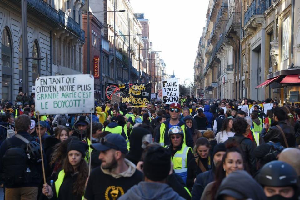 <p>Toulouse fait d’ailleurs plus que jamais figure de place forte du mouvement des gilets jaunes. Plusieurs milliers de manifestants défilaient encore ce samedi dans les rue de la Ville Rose, derrière des pancartes comme « Fâché mais pas facho », « Dinosaures capitalistes, tremblez, le monde va changer », ou encore dans un style plus radical « Seule la mort nous arrêtera ». On n’est peut-être pas obligé d’en arriver là.<br>(Crédit : Getty Images) </p>