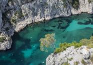 <p>Véritable merveille du patrimoine français, la calanque d’En-Vau n’est pas facile d’accès. S’y baigner, ça se mérite, puisqu’on ne peut en effet l’atteindre qu’après quarante-cinq minutes de marche. Mais le déplacement vaut le détour : cette petite calanque est entourée de falaises calcaires desquelles il est aisé d’effectuer quelques plongeons audacieux. </p><br>