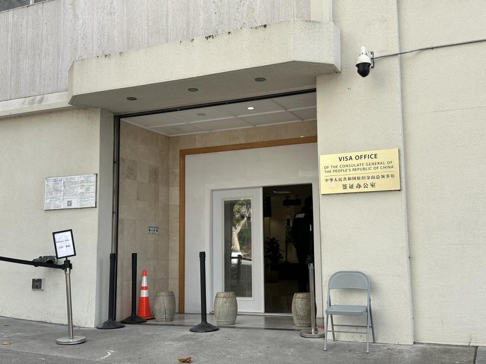 中國駐舊金山總領館被襲擊後，重新換上了簽證大廳的門，並於12日重新開放。（記者李怡／攝影）