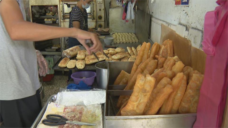 疫情蔓延全國提升「三級警戒」民眾不敢出門　高雄早餐店人潮減