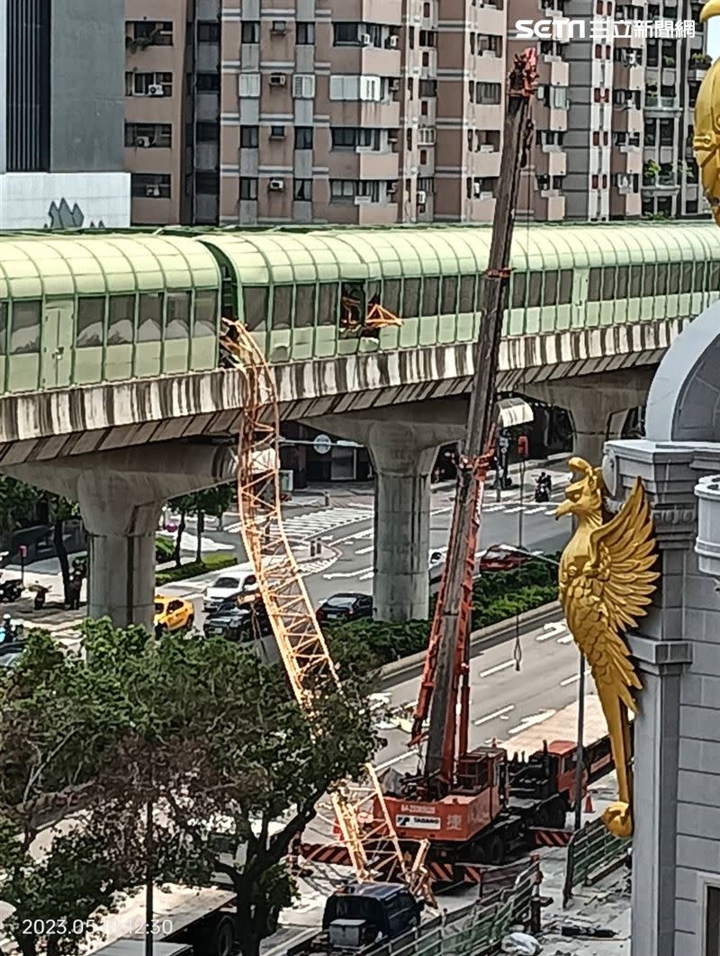 台中捷運行駛到豐樂公園站附近，遭工地鋼樑砸中，整個車廂天花板掉落玻璃碎裂。(圖／翻攝畫面)