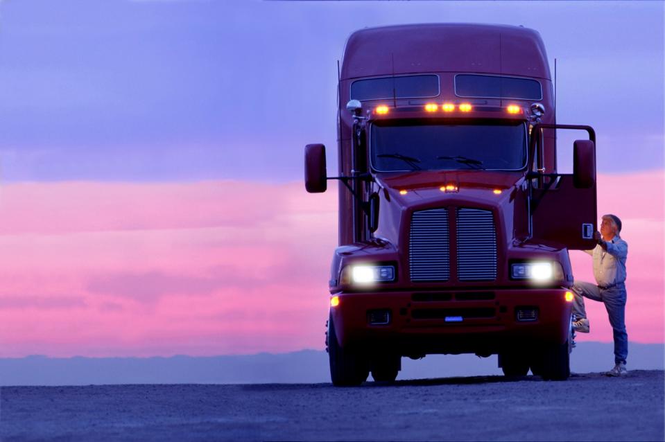 LKW-Fahren wird oft romantisiert (Symbolbild). - Copyright: Getty Images / Mint Images
