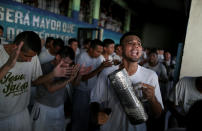 <p>Estos son los miembros de La Trompeta Final en plena acción. Abrazar la religión les hace romper con la espiral de violencia (REUTERS). </p>