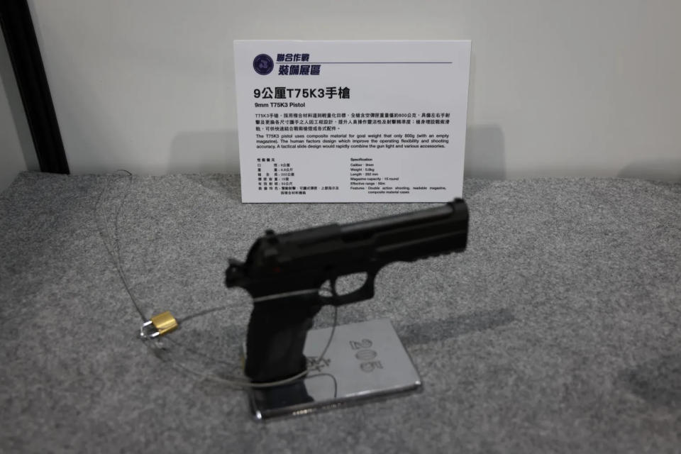 國造T75K3手槍。(圖/中天新聞，李俊毅攝)