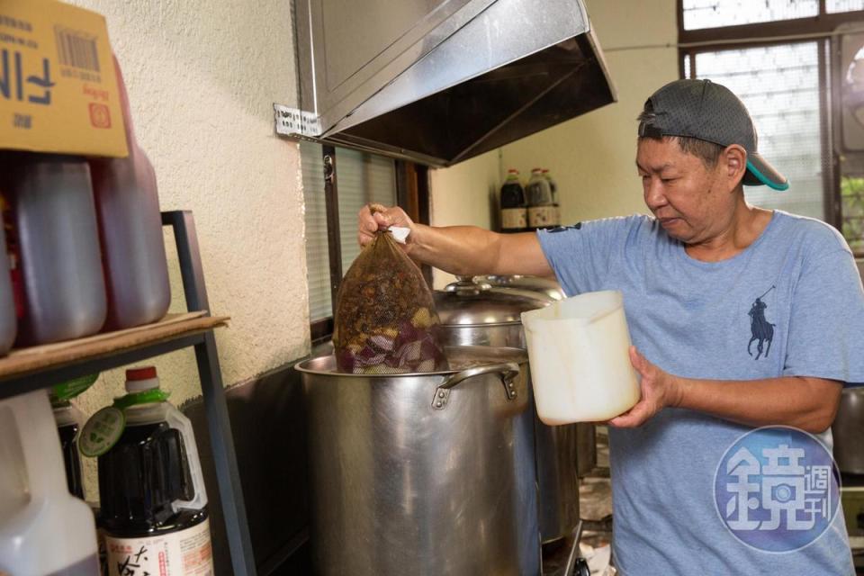 高湯加入蘋果、鳳梨、洋蔥與數十種中藥材熬煮，陳學良堅持只熬5小時，避免長時間加熱釋放重金屬。