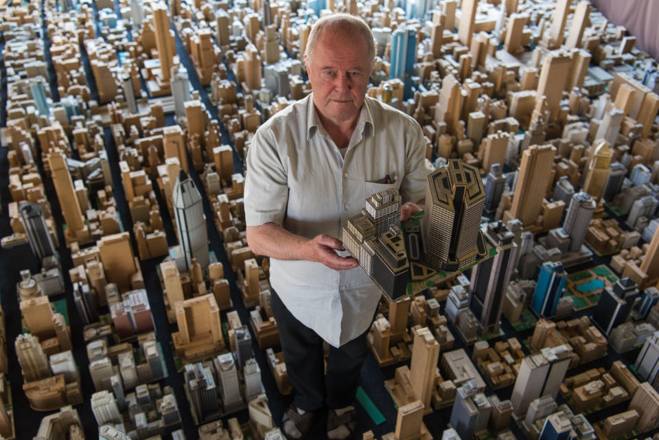 Karl Sperber in seiner Miniaturwelt (Bild: dpa)