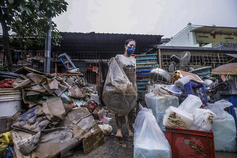 Residents in the Chow Kit area clean up after floods hit Kuala Lumpur December 19, 2021. — Picture by Hari Anggara