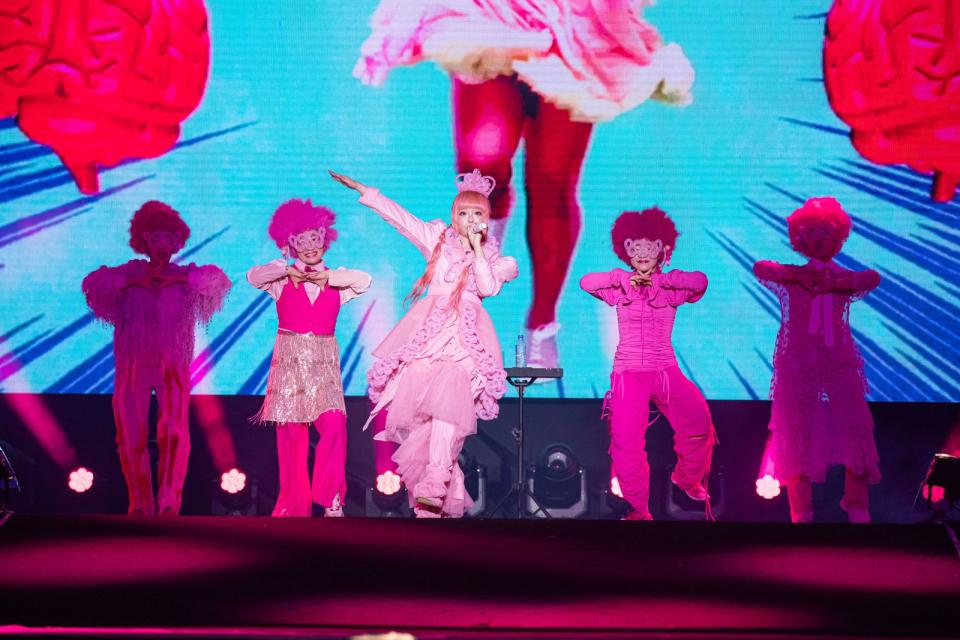 卡莉怪妞在台南跨年晚會表演，日本舞群造型搶眼。（台南好YOUNG提供）
