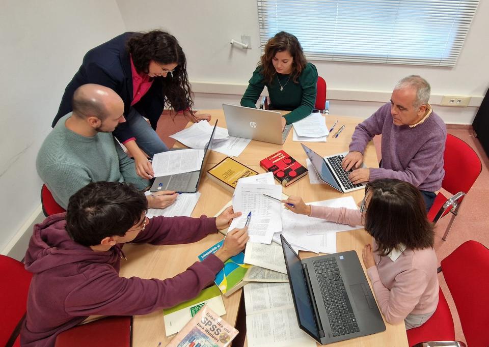 Autores del estudio revisando diferentes publicaciones científicas.