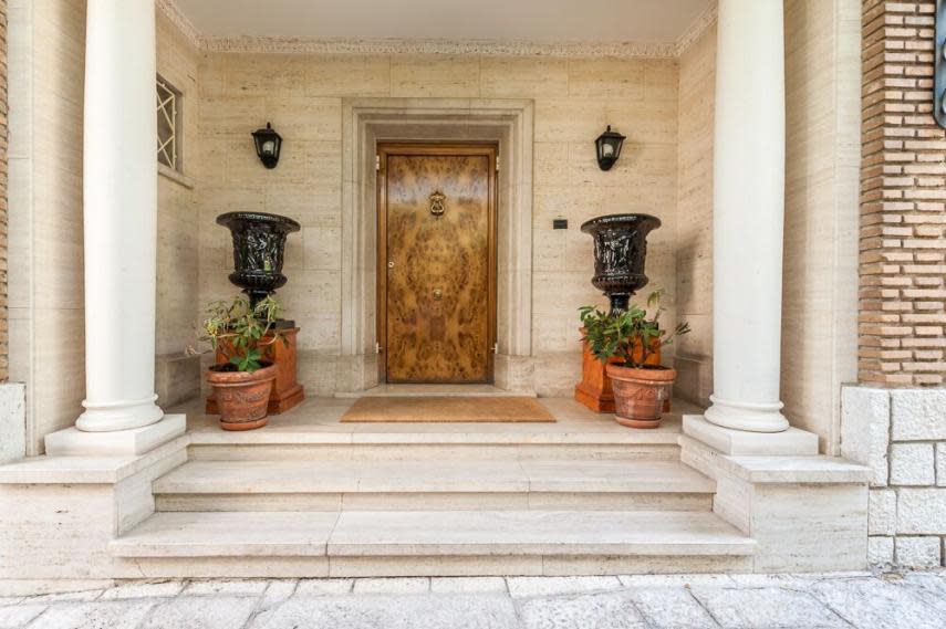 <p>Esta es la puerta de entrada a una mansión que te permite vivir como una estrella. Su precio son 8,7 millones de euros.<br>Foto: Engel & Völkers </p>