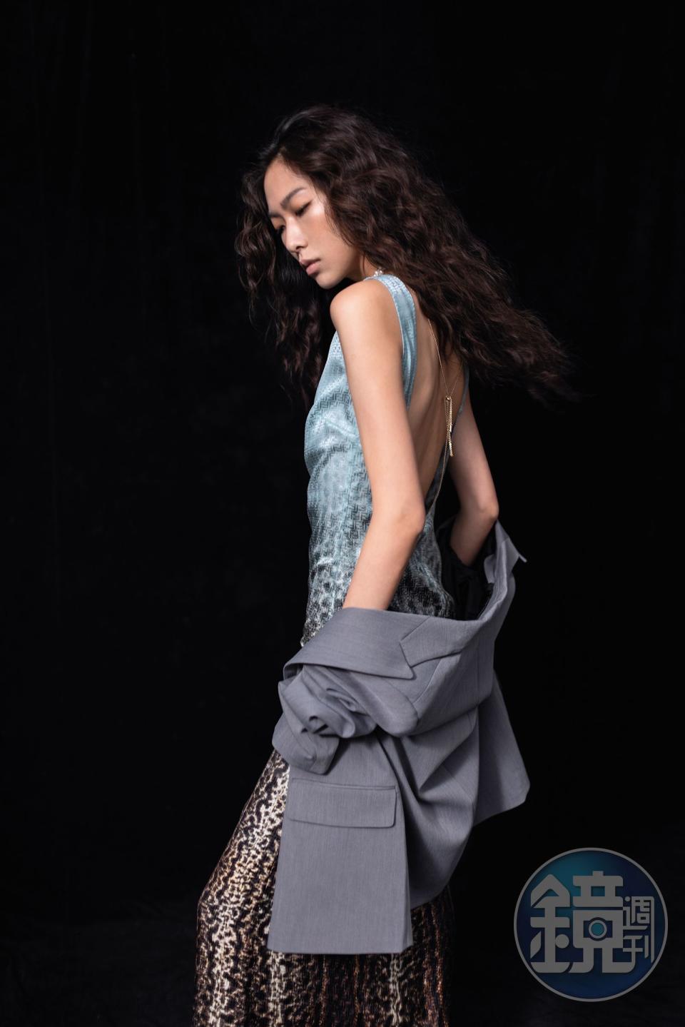 藍色漸層動物紋洋裝，NT$114,500，by FENDI；灰色西裝外套，NT$1,990，by ZARA。