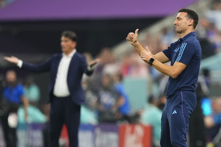 El gesto de Lionel Scaloni, conforme durante el partido entre Argentina y Croacia por las semifinales de la Copa del Mundo Qatar 2022.