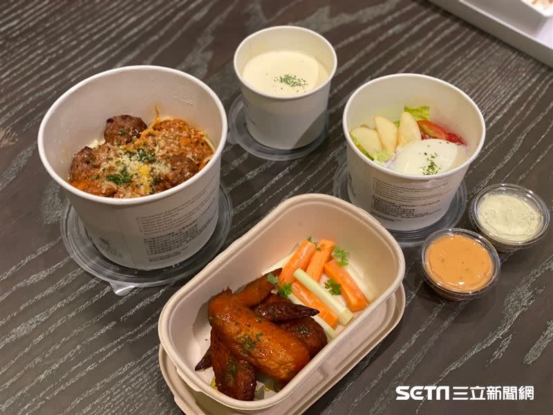 隔離期間餐點提供的選項也成為旅客入住的考量之一，多樣化的菜色不讓人膩口。（圖／記者馮珮汶攝）
