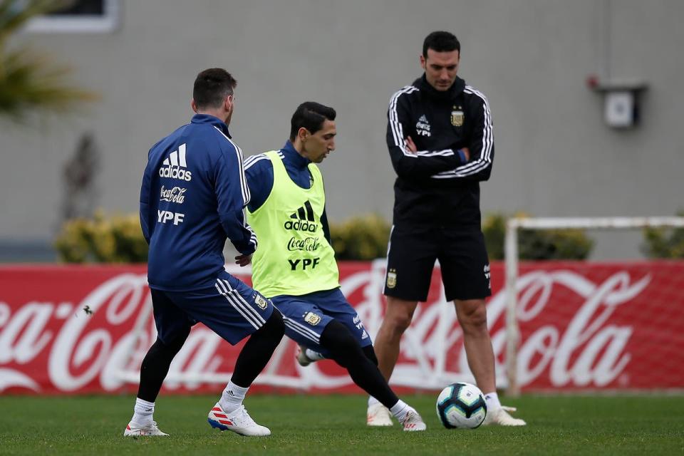 Di María, por última vez en el predio de Ezeiza, en el invierno 2019, bajo la mirada del entrenador Scaloni; después de la Copa América de Brasil no volvió a ser citado