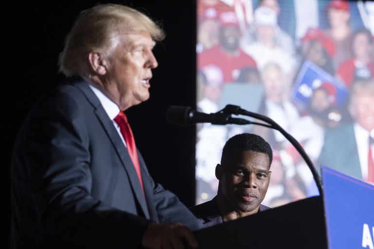 El expresidente Donald Trump acompañado por el candidato al Senado por Georgia Herschel Walker habla en un acto político en Perry, Georgia, 25 de setiembre de 2021. (AP Foto/Ben Gray)