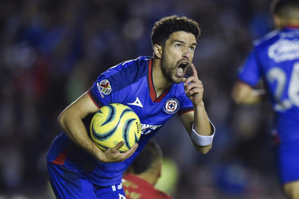 Cruz Azul venció a Tigres. Ignacio Rivero celebra el autogol de Diego Reyes. (Rodrigo Oropeza / AFP)